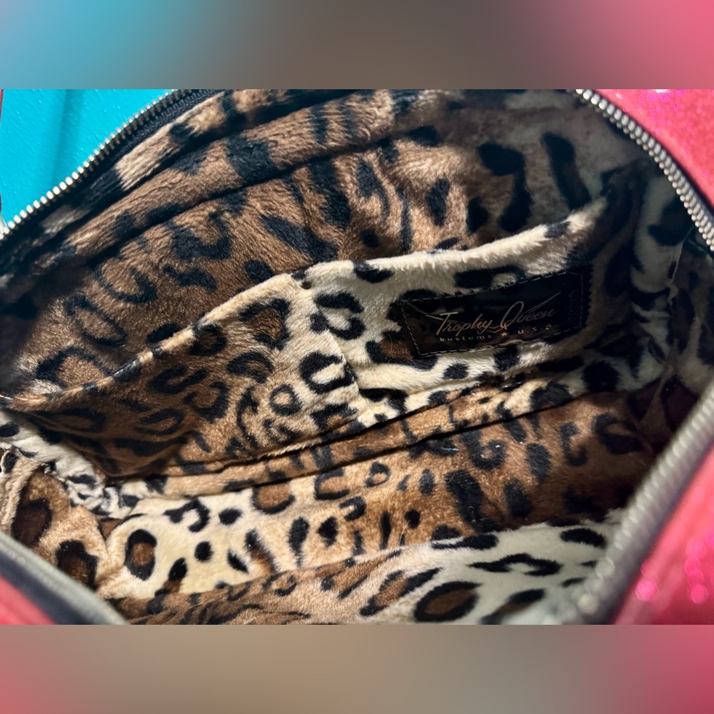 Trophy Queen pink & black Roadster purse - Picture 3 of 6